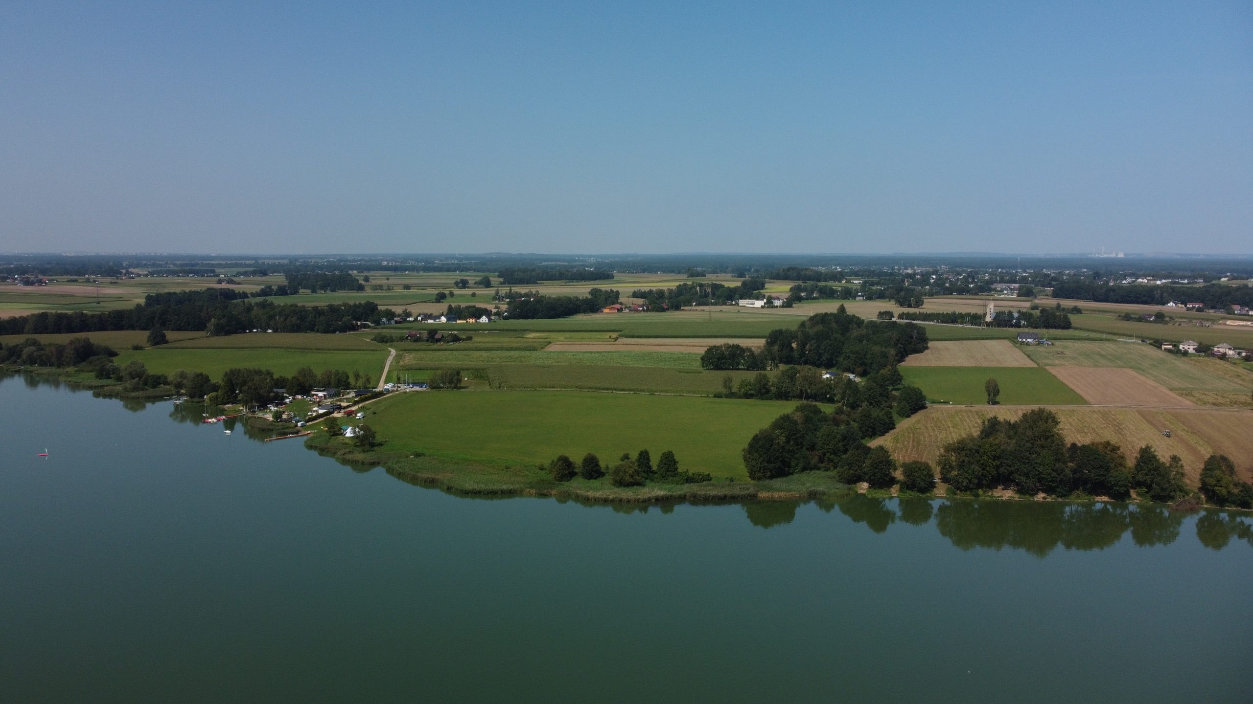 Sprzątanie wzdłuż terenu zbiornika